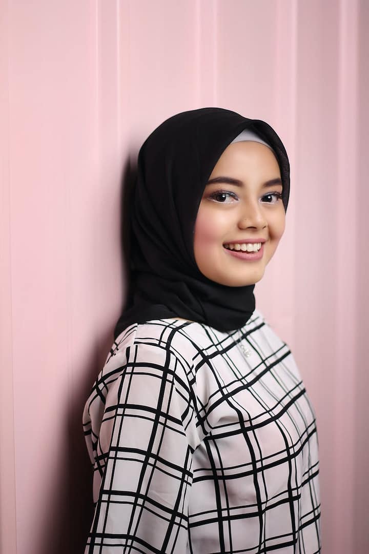 the evolution of Muslim clothes: woman wearing hijab headdress (Photo by kelvin agustinus on Pexels.com)